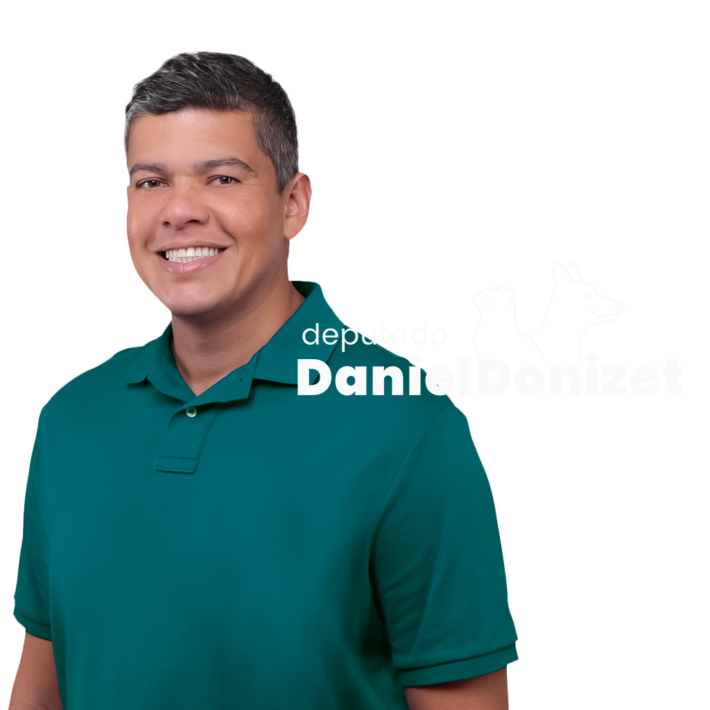 Daniel Donizet sorrindo e conversando animadamente com eleitores sobre políticas relacionadas aos animais de estimação (petz).